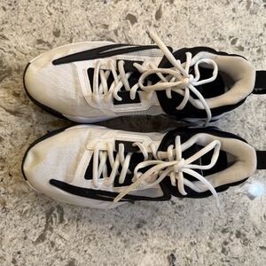 Nike Giannis Immortality 3 basketball shoes in a white and black size 8